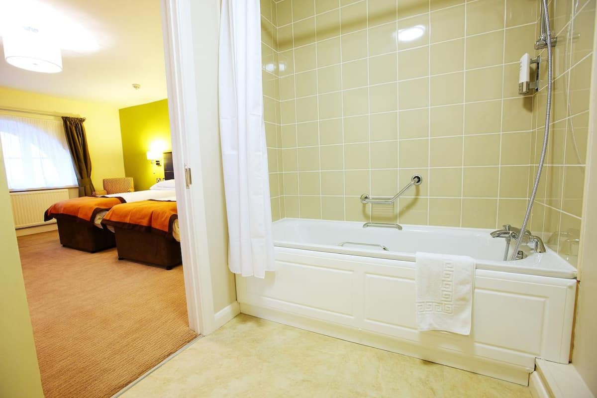 twin room | bathroom | free toiletries, towels