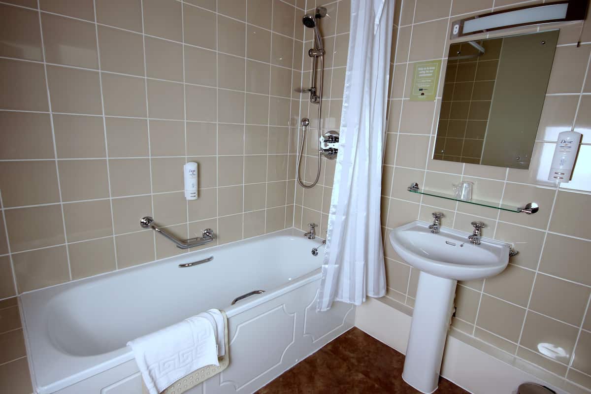 single room | bathroom | free toiletries, towels