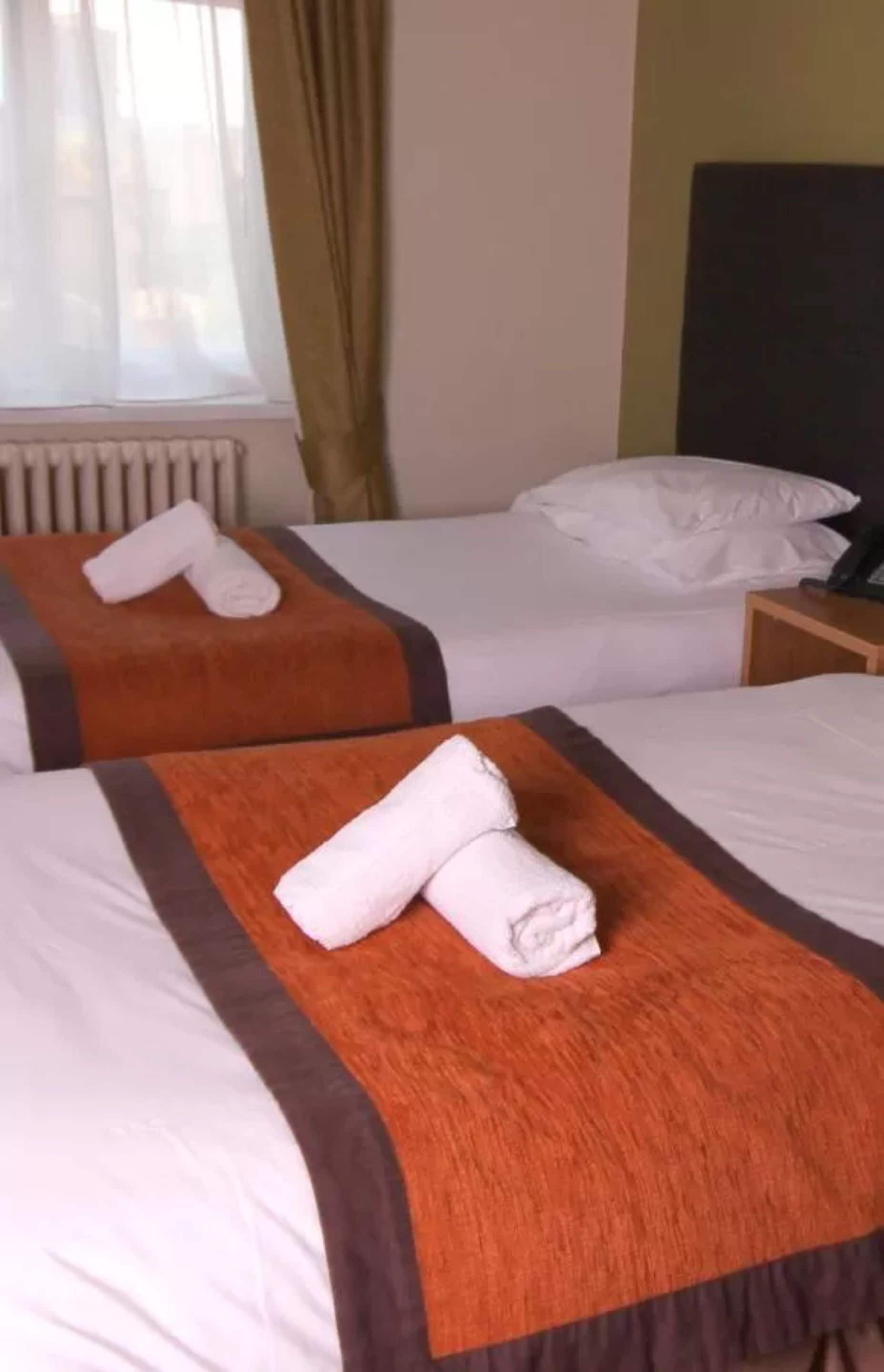 twin room | desk, free wifi, bed sheets