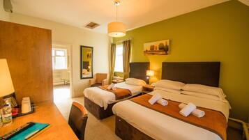 Family Room | Desk, free WiFi, bed sheets