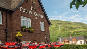 Le pub « The Twelve Knights », avec sa terrasse et une éolienne en arrière-plan.