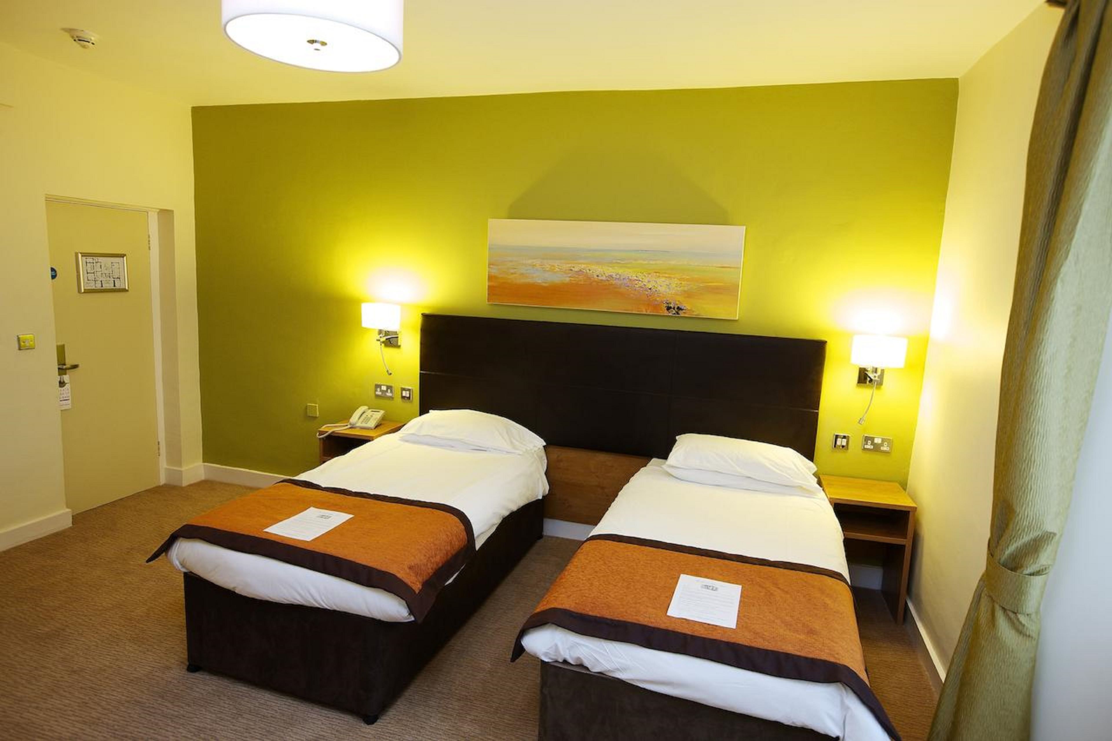 twin room | desk, free wifi, bed sheets