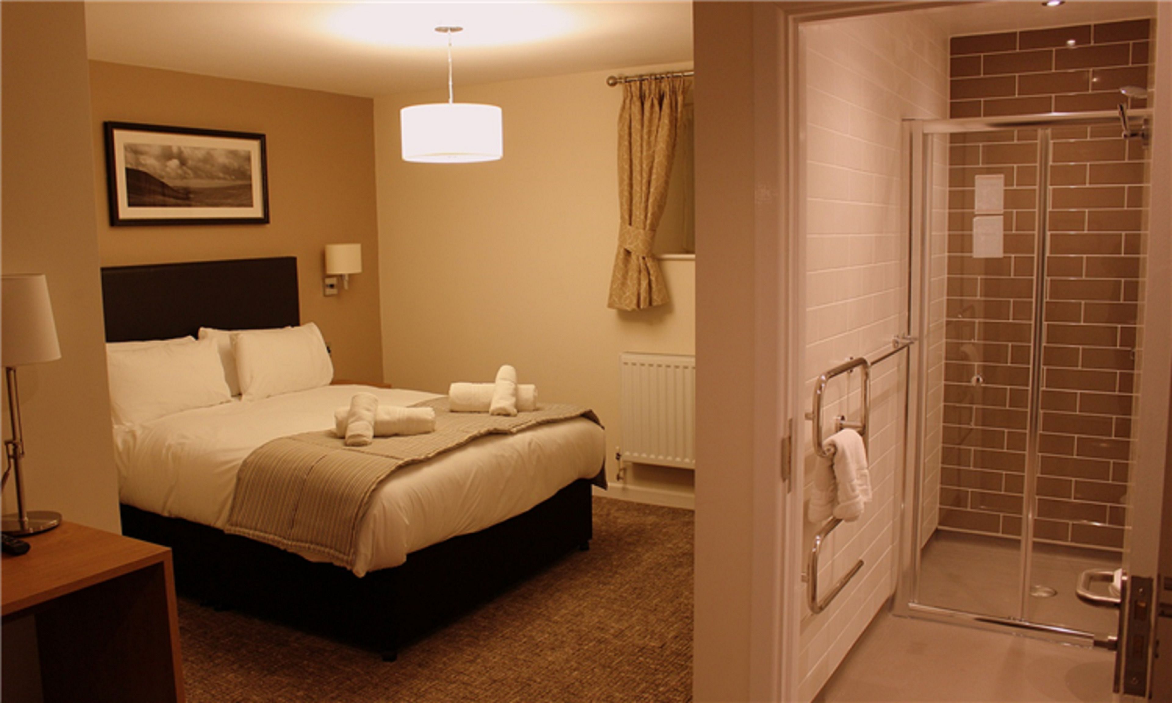 Ground Floor Double | Desk, laptop workspace, iron/ironing board, free WiFi