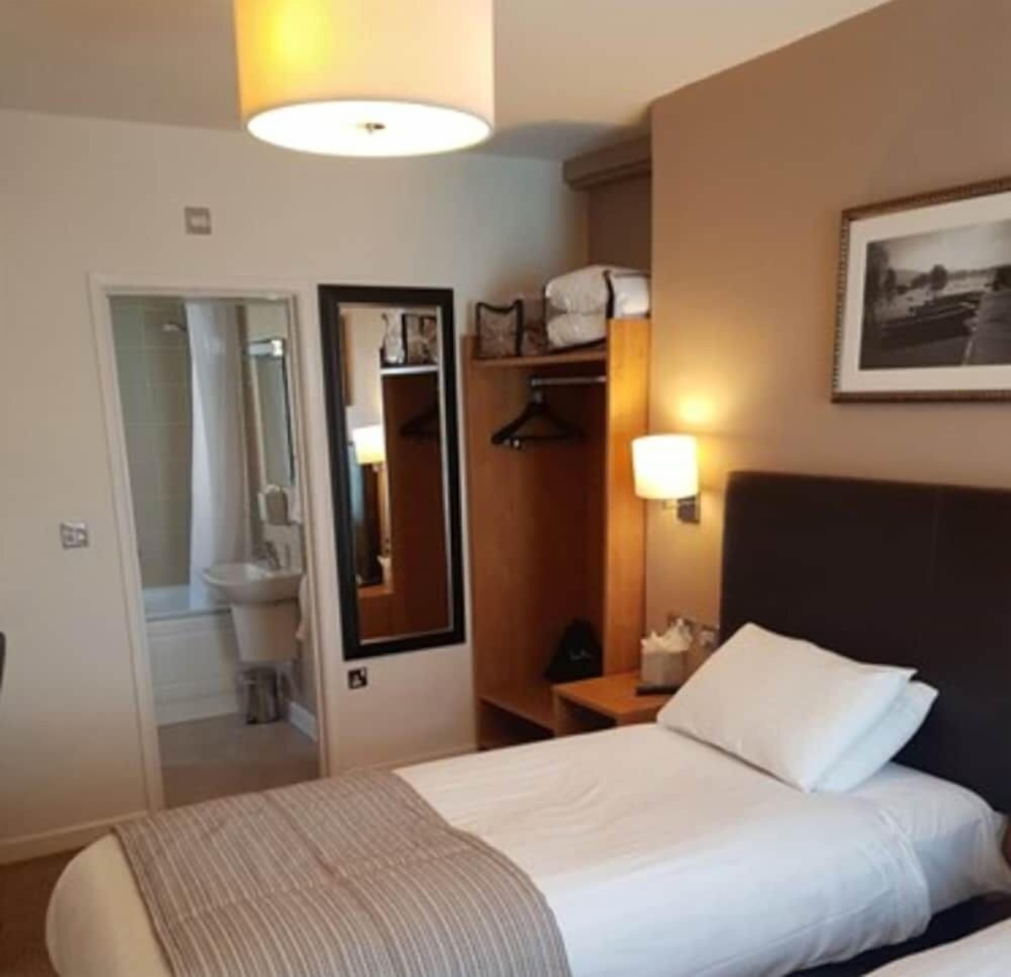 Desk, laptop workspace, iron/ironing board, free WiFi