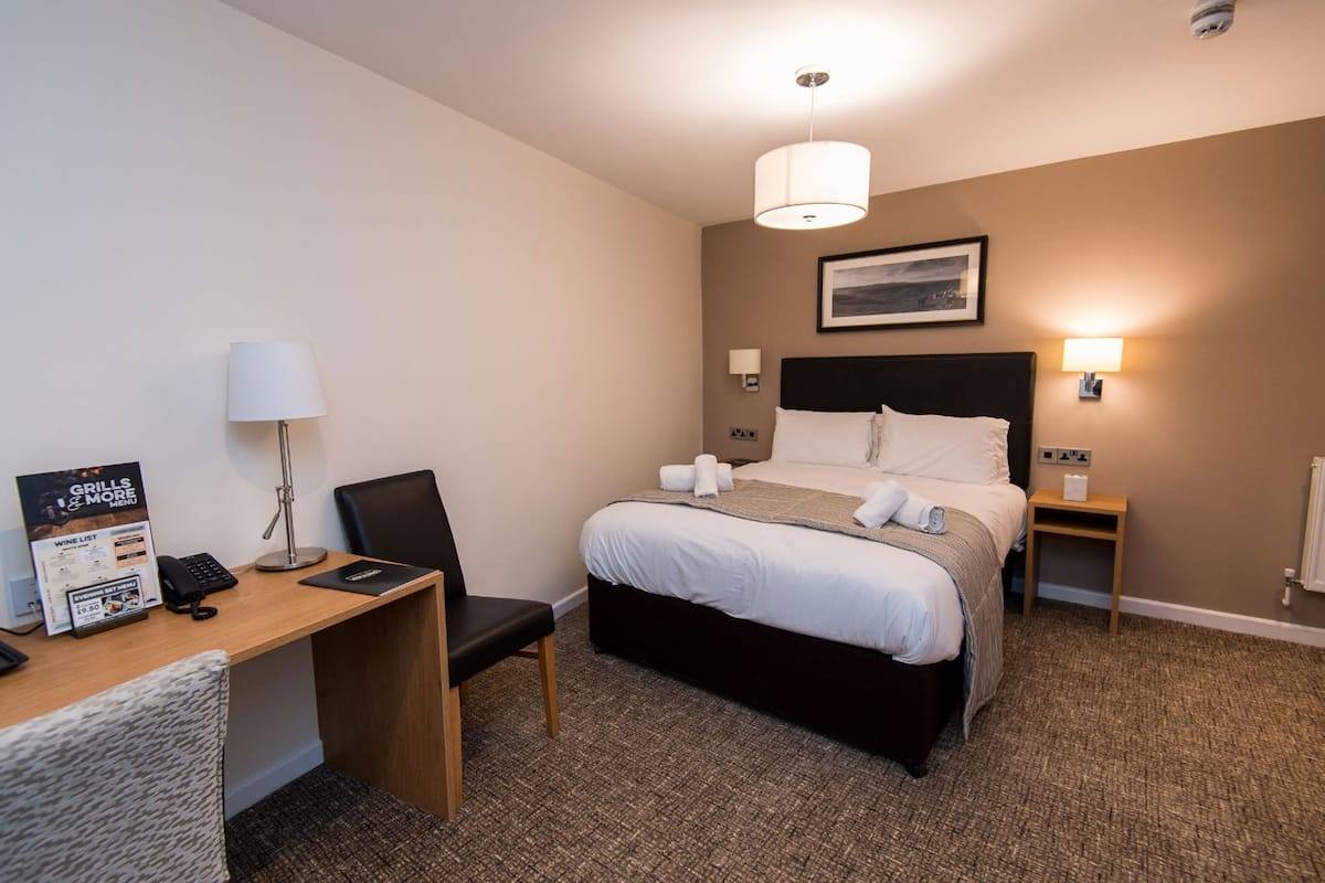 Desk, laptop workspace, iron/ironing board, free WiFi