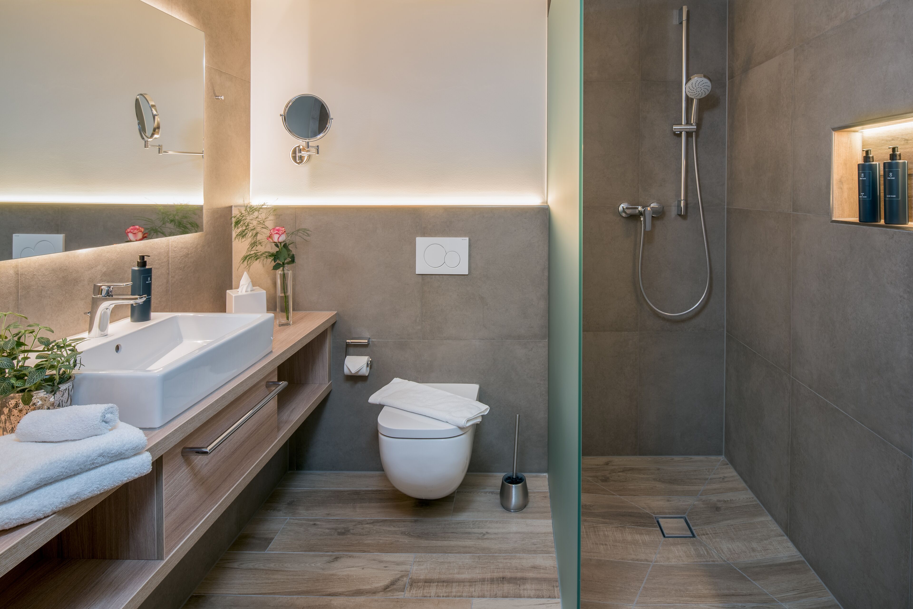 Une salle de bain moderne avec un grand lavabo, des toilettes et une douche.