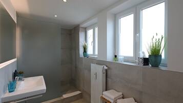 Loft | Baño | Secadora de cabello, pantuflas, toallas, jabón