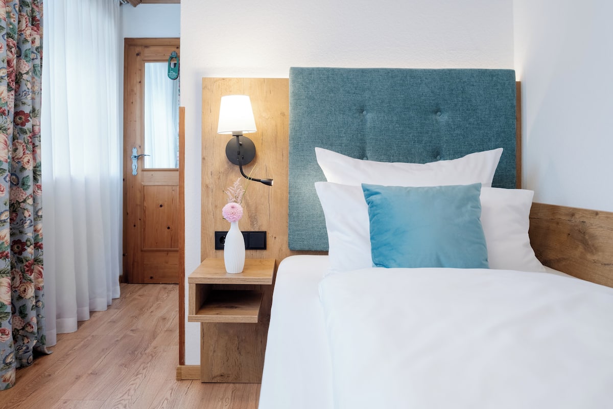 Economy Room | 1 bedroom, hypo-allergenic bedding, in-room safe, individually decorated