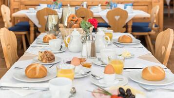 Free daily buffet breakfast