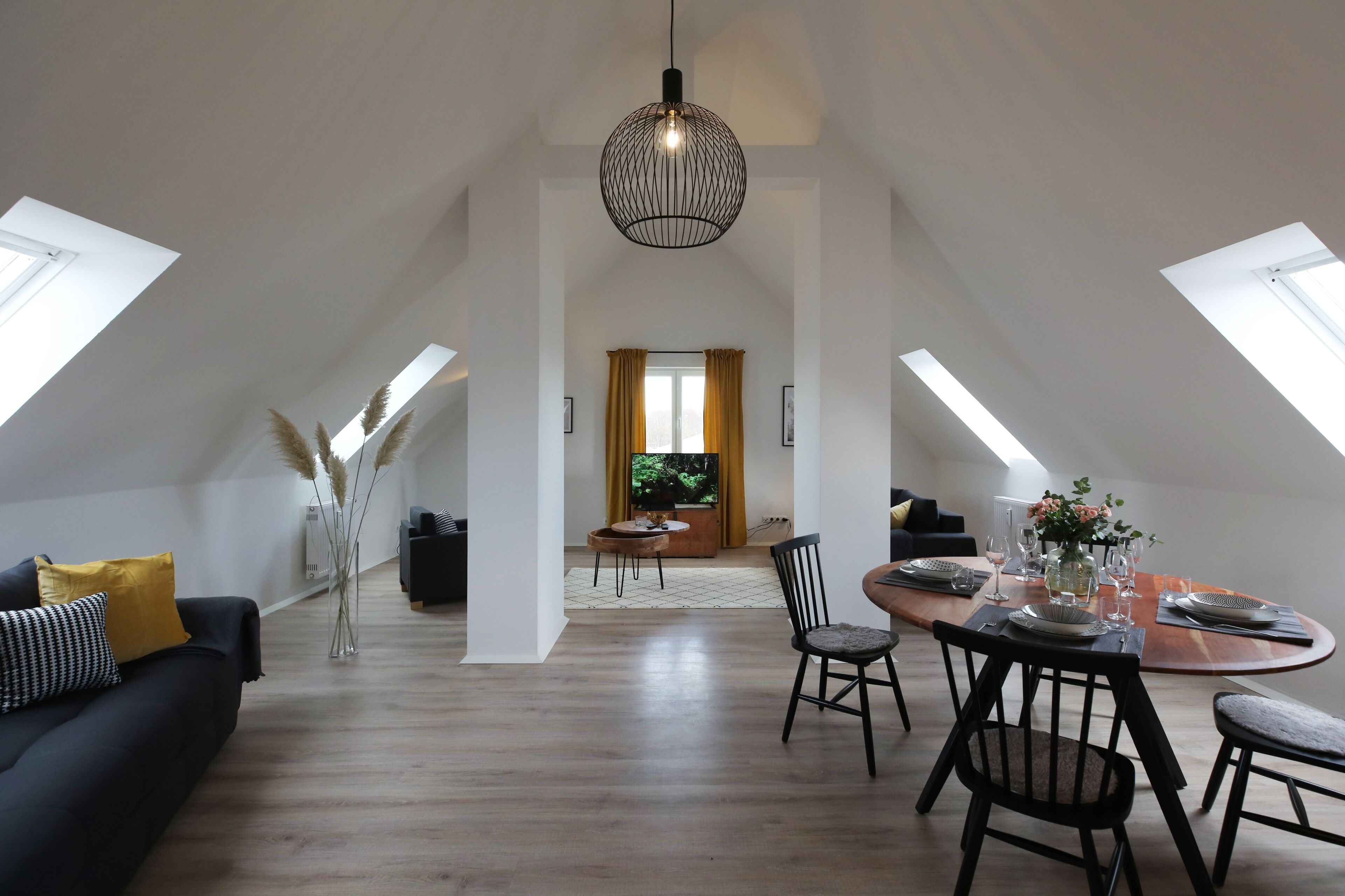 Loft | Woonruimte | Een 32-inch ledtelevisie met satellietzenders