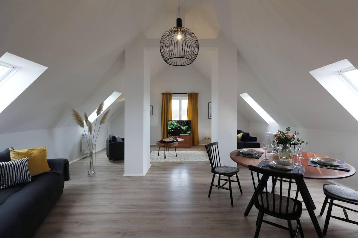 Loft | Zona de estar | Televisión LED de 32 pulgadas con canales por satélite