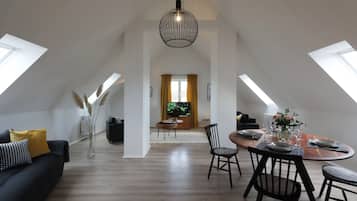 Loft | Área de estar | TV LED 32 polegadas com canais via satélite