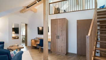 Presidential-Zimmer (Suite Maximilian mit Gallerie) | Wohnbereich | 32-Zoll-LCD-Fernseher mit Satellitenempfang, Fernseher