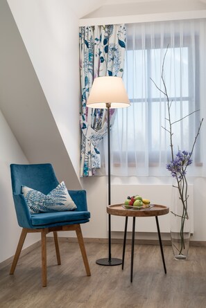 总统客房 (Suite Maximilian mit Gallerie) | 起居区 | 32-英寸液晶电视 （配备卫星频道）、电视