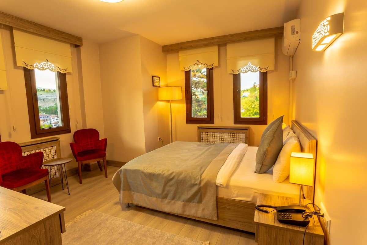 Premium bedding, in-room safe, individually decorated