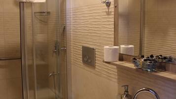 Shower, rainfall showerhead, free toiletries, hair dryer