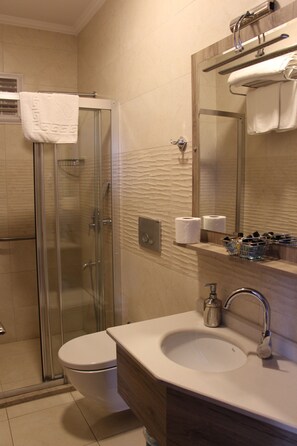 Een douche, een regendouche, gratis toiletartikelen, een haardroger