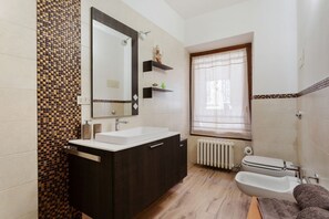 Ducha, secador de pelo, bidet, toallas