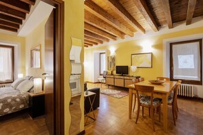 1 habitación, tabla de planchar con plancha, wifi y ropa de cama 