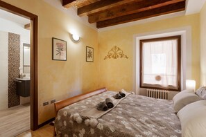 1 slaapkamer, een strijkplank/strijkijzer, wifi, beddengoed
