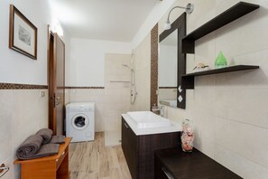 Chuveiro, secador de cabelo, bidê, toalhas de banho