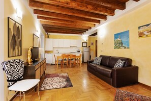 TV - GuestHost - All of Verona at your doorstep! Apartment x4 (Verona)