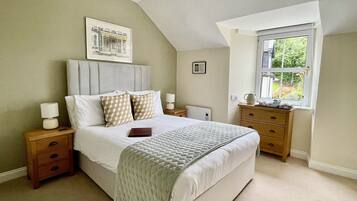 Comfort Double Room, Private Bathroom, Mountain View | 1 bedroom, blackout curtains, free WiFi, bed sheets