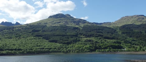 Blackout drapes, free WiFi, bed sheets