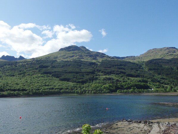 Blackout drapes, free WiFi, bed sheets - TwoStones (Arrochar)