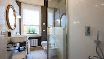 Dobbeltværelse (4) | Badeværelse | Bruser, brusehoved med spredningseffekt, gratis toiletartikler