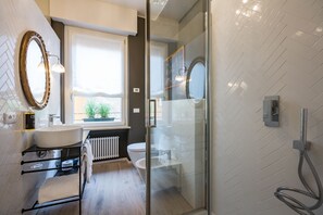 Doppelzimmer (4) | Badezimmer | Dusche, Regendusche, kostenlose Toilettenartikel, Haartrockner