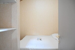 1 bedroom, bed sheets