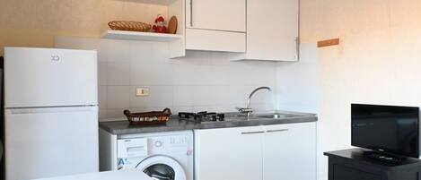 冷蔵庫、ダイニングテーブル