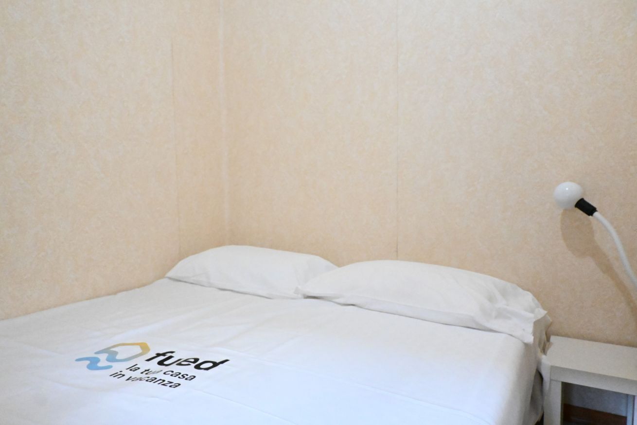 1 bedroom, bed sheets