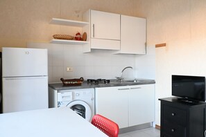 Fridge, dining tables - M056 - Marcelli, two-room apartment with terrace 100 meters from the sea (Marcelli)