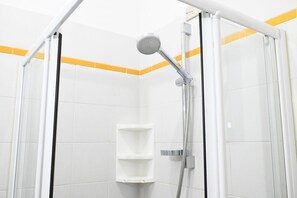 Shower, bidet, towels - M056 - Marcelli, two-room apartment with terrace 100 meters from the sea (Marcelli)