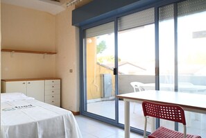 1 bedroom, bed sheets - M056 - Marcelli, two-room apartment with terrace 100 meters from the sea (Marcelli)