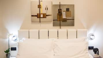 Deluxe tweepersoonskamer, 1 queensize bed, balkon | Een kluis op de kamer, individueel gedecoreerd, individueel gemeubileerd