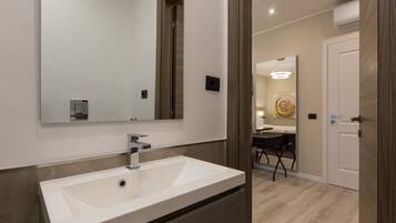 Suite Junior, 1 grand lit, vue ville | Salle de bain | Articles de toilette gratuits, sèche-cheveux, bidet, serviettes fournies