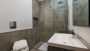 Junior Suite, 1 Queen Bed, City View | Bathroom | Free toiletries, hair dryer, bidet, towels