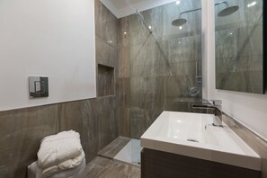 Suite junior, 1 cama de matrimonio, vistas a la ciudad | Baño | Artículos de higiene personal gratuitos, secador de pelo, bidé y toallas