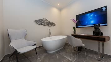 Deluxe Double Room, 1 Queen Bed, Bathtub | Bathroom | Free toiletries, hair dryer, bidet, towels