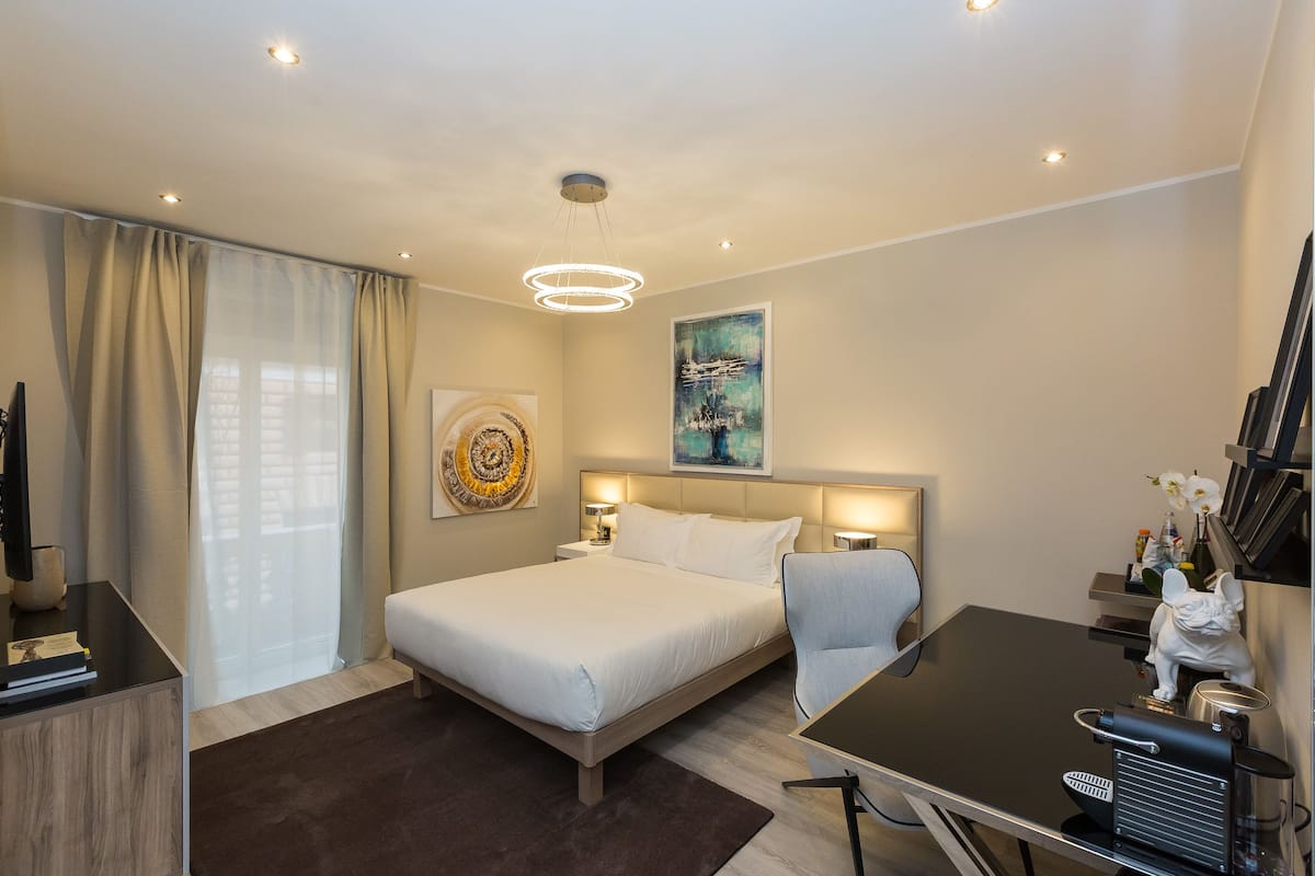 Suite Junior, 1 Tempat Tidur Queen, pemandangan kota | Brankas dan didekorasi berbeda-beda