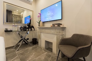 Deluxe tweepersoonskamer, 1 queensize bed, balkon | Een kluis op de kamer, individueel gedecoreerd, individueel gemeubileerd