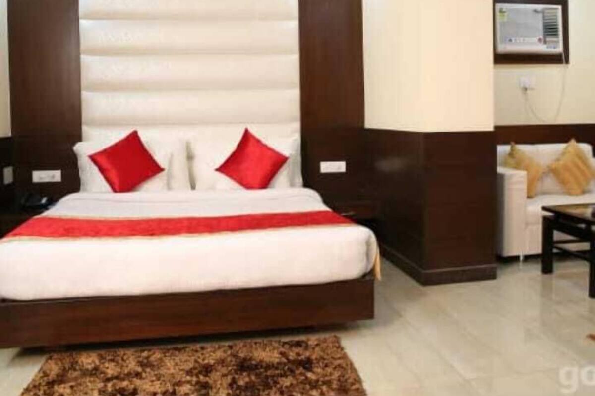 In-room safe, desk, laptop workspace, rollaway beds