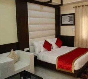 Caja de seguridad en la habitación y escritorio 