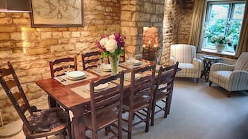 Luxury Cottage, Private Bathroom | Restaurant