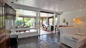 Smart-TV, Bücher, Stereoanlage