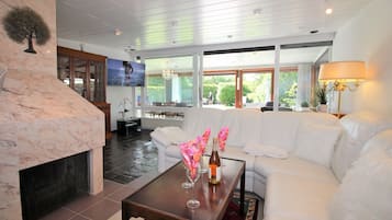 Smart-TV, Bücher, Stereoanlage