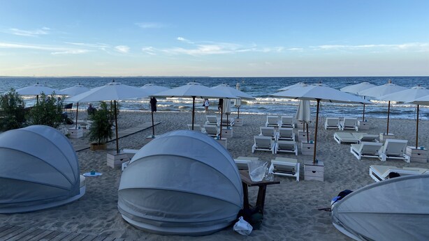 A beach with tents, umbrellas, and lounge chairs. - Bay of Lübeck, Scharbeutz, holiday house 50 m to the beach (Scharbeutz)